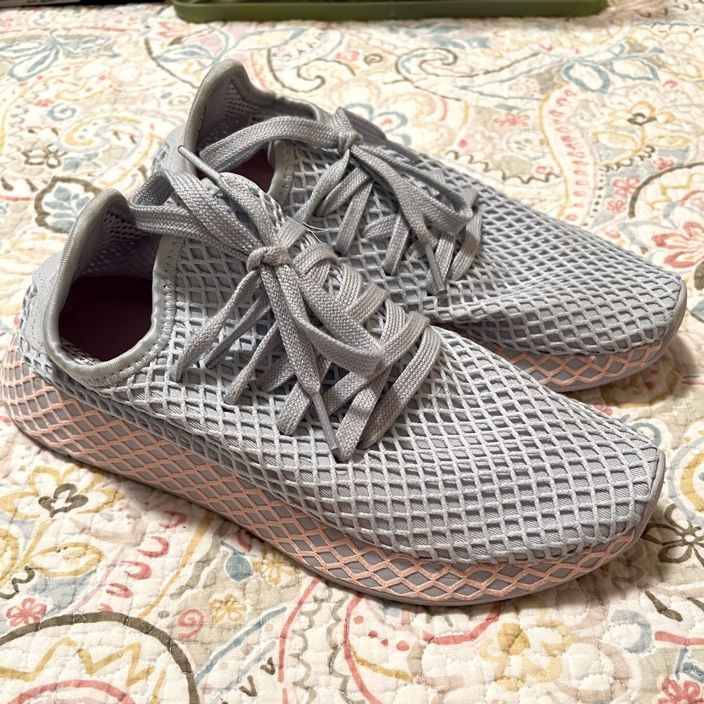 Woman’s adidas sneaker size 7.5